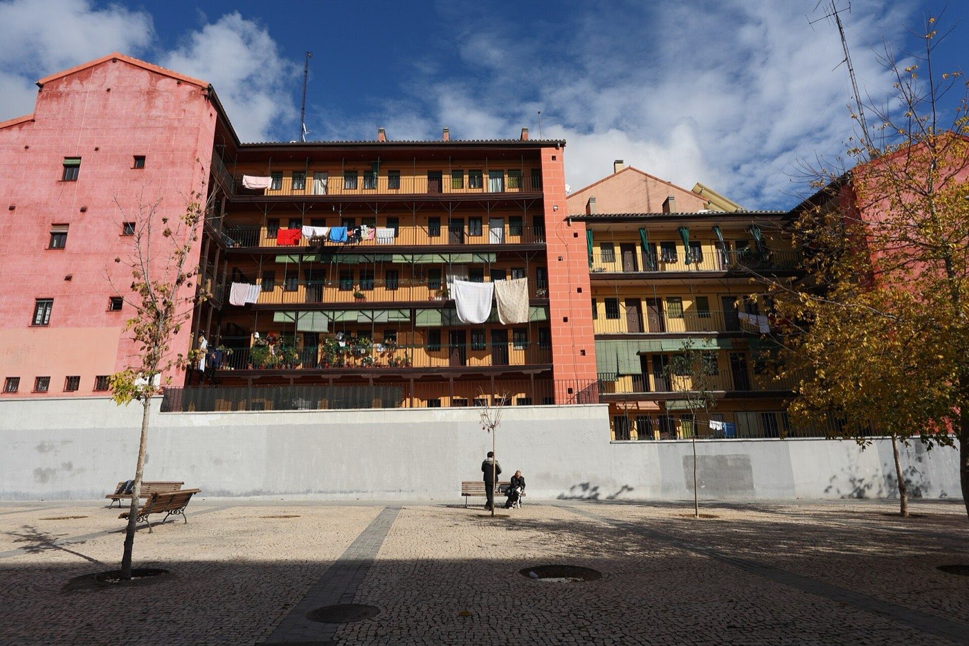 La Corrala de Sombrerete, en Madrid: balcones corridos con ropa tendida sobre una plaza